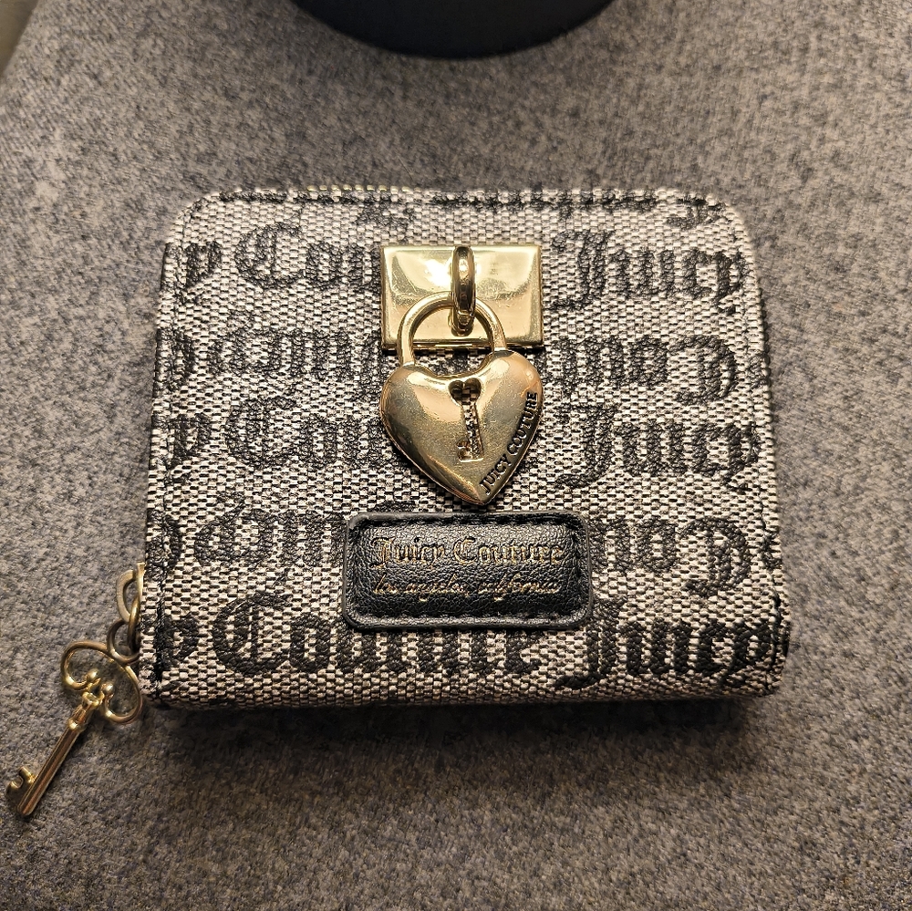 Juicy Couture Heart Locket Snap Wallet Card Holder